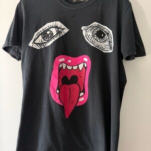 PrettyLittleThing Kids Tee with Eye and Mouth Design